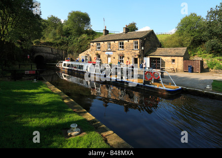 Tunnel Ende Cottages, Standedge und die Huddersfield Narrow Canal an Marsden, West Yorkshire, England, UK. Stockfoto