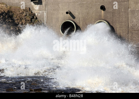 Wasser sprudelt aus Cow Green Reservoir Abfluss Rohr River Tees Nordostengland Stockfoto