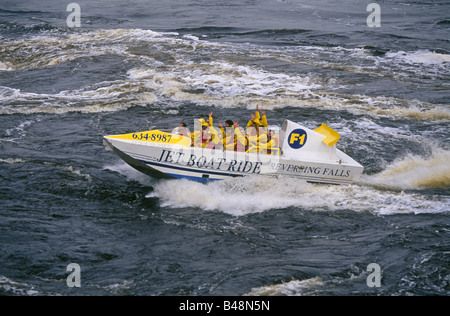 Ein Blick auf eine Jetboat Passagierzahl in Reversing Falls auf den St. John River in St John New Brunswick zu tragen Stockfoto