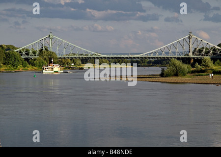 Blue-Wonder-Brücke über die Elbe in Dresden, Deutschland Stockfoto