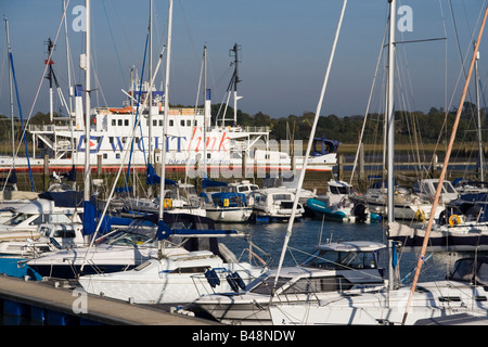 Isle Of Wight Fähre vorbei Lymington Kai Marina Yachten Hampshire England uk gb Stockfoto