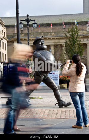 Touristen, die mit dem Fotografieren von Desperate Dan Statue im Zentrum Stadt, Dundee UK Stockfoto