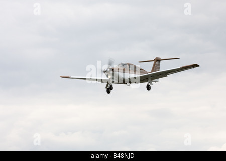 Piper PA-28RT-201T Turbo Cherokee Arrow IV G-BPBO im Endanflug auf Sandtoft Flugplatz landen Stockfoto