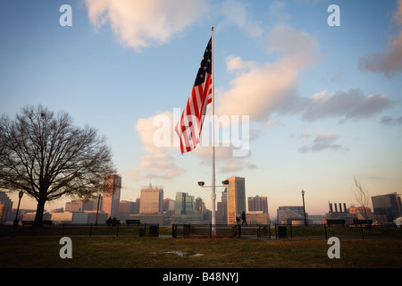 Amerikanische Flagge und Baltimore Skyline von Federal Hill Park Baltimore Maryland USA aus gesehen Stockfoto