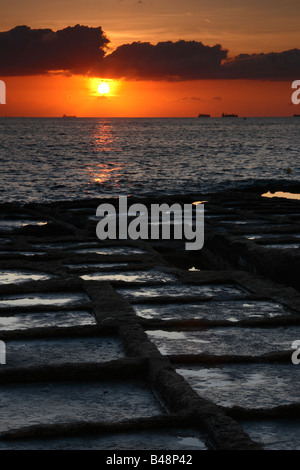 Die Salinen von Marsaskala bei Sonnenaufgang in Malta. Stockfoto