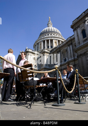 Stadtarbeiter zu Mittag in der Sonne in Paternoster Square in St. Pauls Cathderal, London Stockfoto