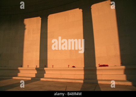 Poppie Kränze & kleine Kreuze unter einer Sonne verwöhnten Wand der Namen bei Arras Memorial, Friedhof Faubourg-Amiens, Frankreich. Stockfoto