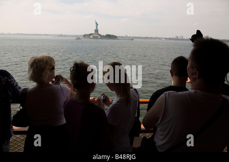 Passagiere auf der Staten Island Ferry fotografieren der Statue of Liberty Stockfoto