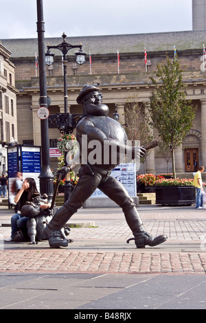 Weibliche Touristen sitzen neben Desperate Dan berühmte schottische Wildwest Figur an einem sonnigen Tag in der Innenstadt von Dundee UK Stockfoto