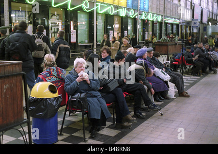 Obdachlose und wartenden Menschen an der central Station in Wroclaw, Polen Stockfoto