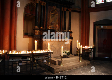 St. Viktor Dom in Xanten - Interieur im Kerzenlicht Stockfoto