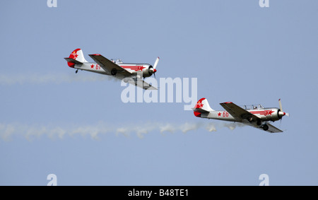 Yakovlev Super Yak 52 und Yak 50 wodurch Rauch Shuttleworth Collection Old Warden Bedfordshire Stockfoto