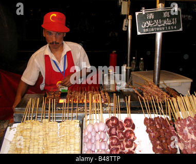 Ein Arbeiter auf der Donghuamen Night-Food Straßenmarkt in Peking China Stockfoto