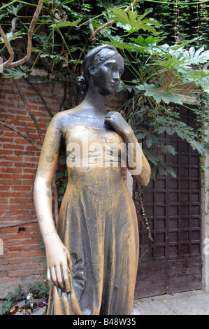 Statue der Julia in der Casa de Giulietta in Verona, Italien. Eine romantische Figur aus Shakespeares "Romeo und Julia" spielen. Stockfoto