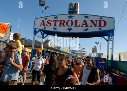Besucher in Coney Island Astroland im Stadtteil Brooklyn New York Stockfoto
