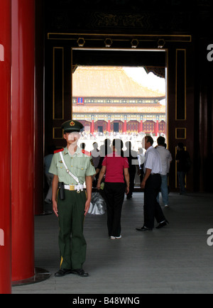 Ein Wachmann an der verbotenen Palast in Beijing, China Asien Stockfoto