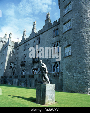 große, imposante Burg in der irischen Landschaft Relikt der Vergangenheit, Stockfoto