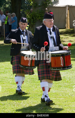 Zwei Mitglieder der British Airways Pipe Band marschieren und ihre Trommeln zu spielen Stockfoto