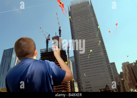 Hunderte von Enthusiasten testen die Gesetze der Physik an der vierten jährlichen Fashion District Kite Flug Stockfoto