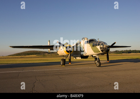 B25 auf dem Display an Willow Run Flughafen Donner über Michigan airshow Stockfoto