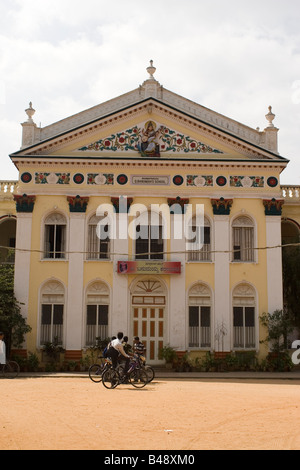 Die klassische Fassade des Banumiahs Schule in Mysore, Indien. Studenten können außerhalb der Schulgebäude gesehen werden. Stockfoto