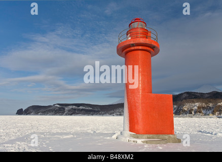 Leuchtturm an der Utoro Fischen Dorf Pier auf der Shiretoko-Halbinsel Hokkaido Insel Japan rot Stockfoto