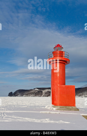 Leuchtturm an der Utoro Fischen Dorf Pier auf der Shiretoko-Halbinsel Hokkaido Insel Japan rot Stockfoto