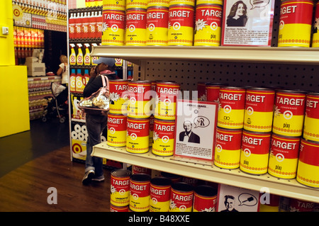 Kunden-Shop für Designer Ware auf ein Ziel Bullseye Bodega pop-up-Store in New York Stockfoto