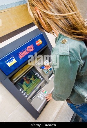 Mit Hilfe einer Link Bar Punkt Maschine ATM UK Stockfoto