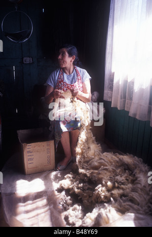 Frau im sitzen und stricken in chile Stockfoto