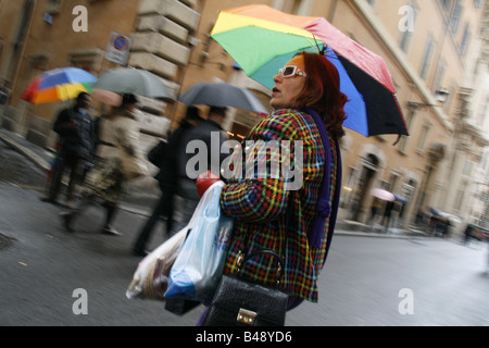 Shopper im Regen auf der via Condotti Straße Straße in Rom, Italien Stockfoto
