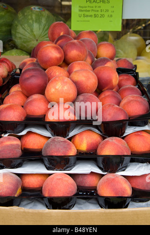 Pfirsiche auf Verkauf in einem outdoor-Markt Stockfoto