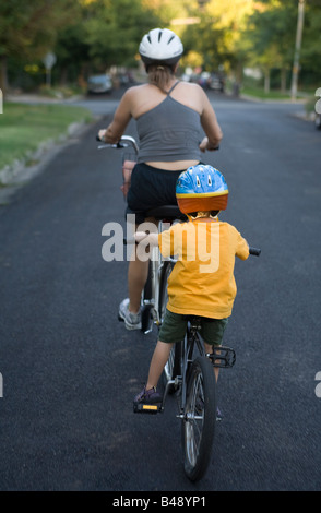 Mutter und Sohn-pedal ein Tandem "Townie" an einem Sommernachmittag. Stockfoto