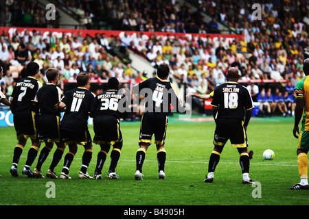 Fußball-Fußball-Team einen Freistoß zu verteidigen Stockfoto