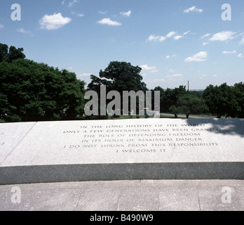 Zitat von Präsident John f. Kennedy an seiner Grabstätte im Nationalfriedhof Arlington Virginia Stockfoto