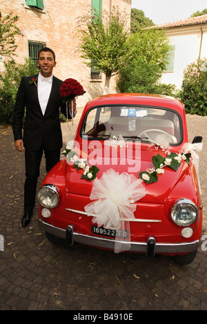 Italienischen Mann heiraten neben original Fiat 500-Auto Stockfoto