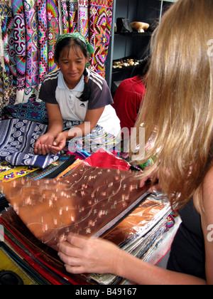 Eine weibliche Touristen Feilschen auf dem Panjiayuan Flohmarkt in Peking, China Stockfoto