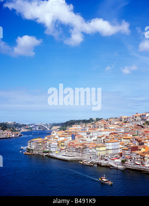 Panoramablick auf die Portwein-Boote am Rio Douro und die Altstadt von Porto Stockfoto