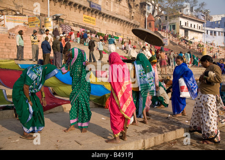 Hindu-Frauen tragen Saris auf den Mann Mandir Ghat in der Stadt von Varanasi, Indien. Stockfoto