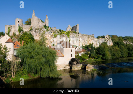 Blick über den Fluss des zerstörten Schlosses, Winkel-Sur-l'Anglin, Vienne, Frankreich. Stockfoto