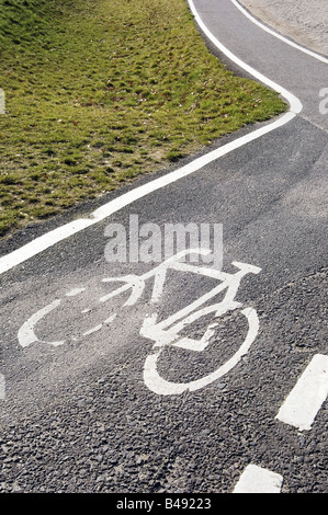 Fahrrad Weg Schild mit der Aufschrift auf Asphalt, Berlin, Deutschland Stockfoto