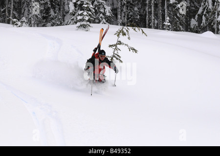 Ein Mann, Skifahren im Powder mit ein zusätzliches Paar Skiern auf dem Rücken Stockfoto