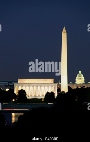 WASHINGTON DC, USA - Blick auf das Lincoln Memorial, Washington Monument, und Capitol Building bei Nacht von gegenüber des Potomac in der Nähe der Iwo Jima Memorial. Stockfoto