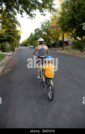 Mutter und Sohn-pedal ein Tandem "Townie" an einem Sommernachmittag. Stockfoto