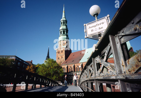 27. Oktober 2005 - Jungfernbrücke und St. Katharinenkirche (St. Katharina-Kirche) in der deutschen Stadt Hamburg. Stockfoto