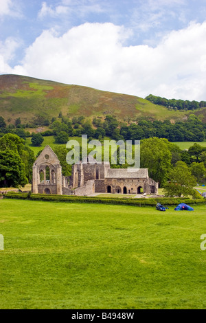 Valle Crucis des 13. Jahrhunderts Abtei und Campingplatz in der Nähe von Llangollen, Denbighshire Wales Großbritannien Großbritannien 2008 Stockfoto