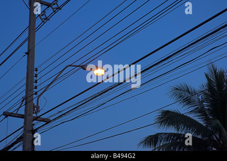 Thailand Pattaya Jomtien Beach Street Lampe leuchtet bei Dämmerung Stromkabel Stockfoto