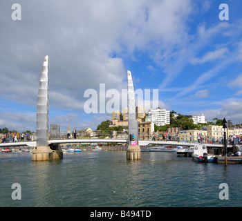 Die Fußgängerbrücke über den Eingang zum Innenhafen in Torquay an einem hellen sonnigen Abend Stockfoto