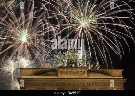 Feuerwerk über dem Brandenburger Tor, Berlin, Deutschland Stockfoto