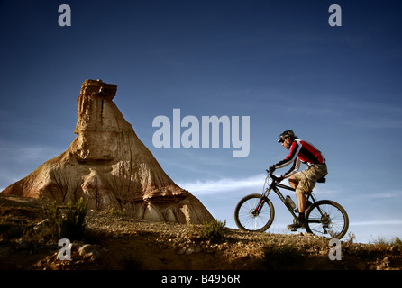 Mountainbiker in Catildetierra Bardenas Reales Naturpark Navarra-Spanien Stockfoto